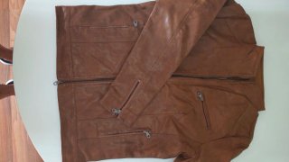 Chaqueta efecto cuero de corte ajustado.