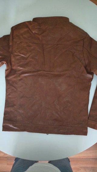 Chaqueta efecto cuero de corte ajustado.