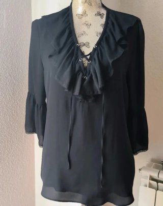 Blusa negra con volantes y cordones