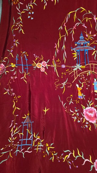 Colcha antigua bordada tipo Mantón de Manila