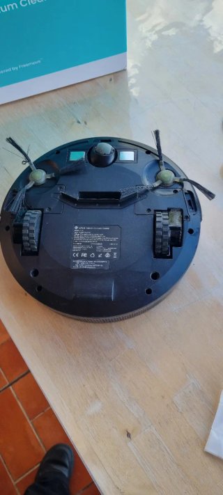Robot aspirapolvere con base di ricarica