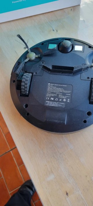 Robot aspirapolvere con base di ricarica
