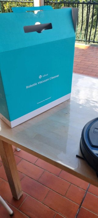 Robot aspirapolvere con base di ricarica