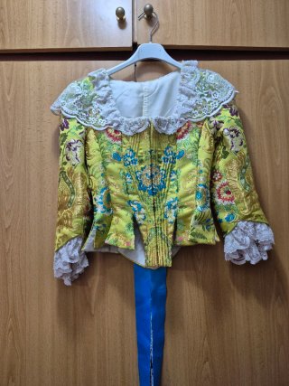 Traje fallera verde y amarillo con manteletas