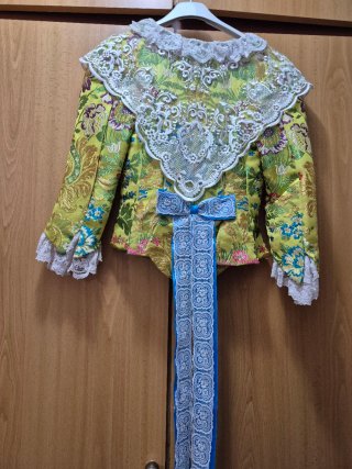 Traje fallera verde y amarillo con manteletas