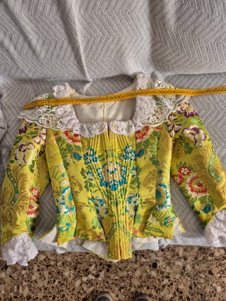 Traje fallera verde y amarillo con manteletas