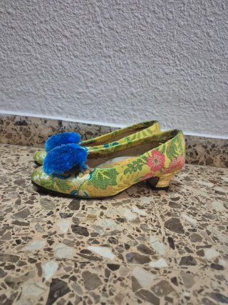 Traje fallera verde y amarillo con manteletas