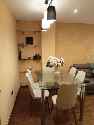 Mesa de comedor de cristal y metal. Extensible.