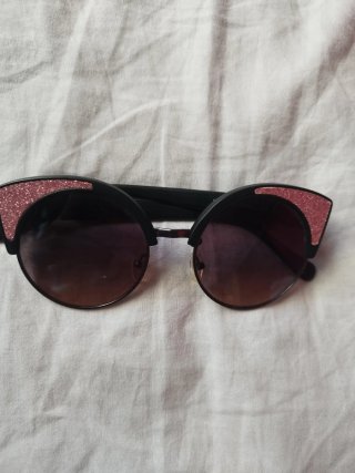 Gafas de sol negras y rosas