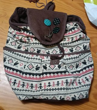 Mochila Estampada con Detalles en Marrón