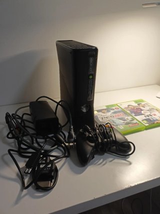 Xbox 360 Slim 4GB Negra + Accesorios