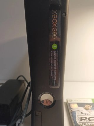 Xbox 360 Slim 4GB Negra + Accesorios