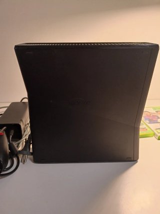 Xbox 360 Slim 4GB Negra + Accesorios