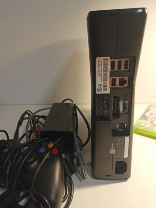 Xbox 360 Slim 4GB Negra + Accesorios