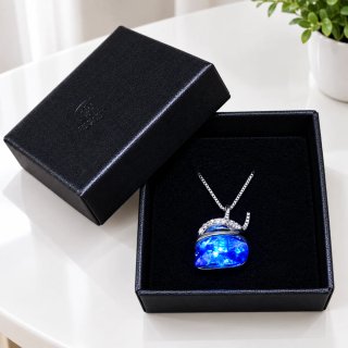 Collar azul con colgante brillante