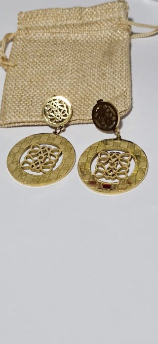 Pendientes dorados con diseño