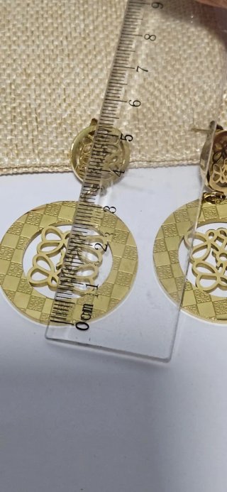 Pendientes dorados con diseño