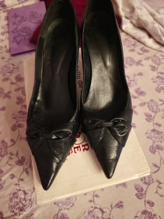 Zapatos de tacón negros con lazo