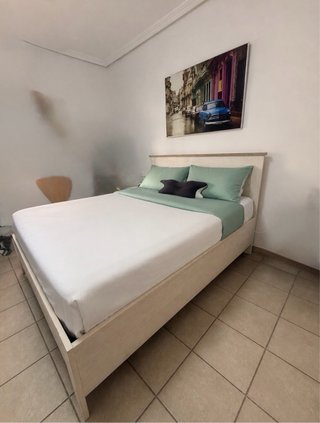 Cama de madera con colchón