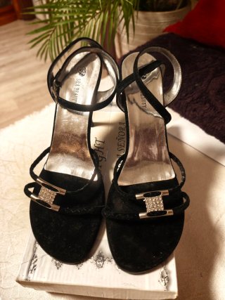 Sandalias S&A BEAUTY tacón alto negras y plateadas