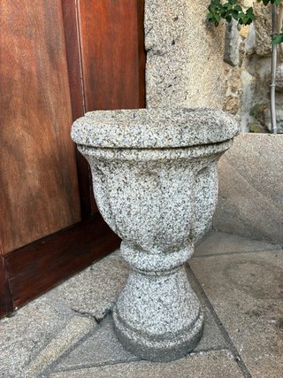 2 Maceteros de Piedra muy antiguos.