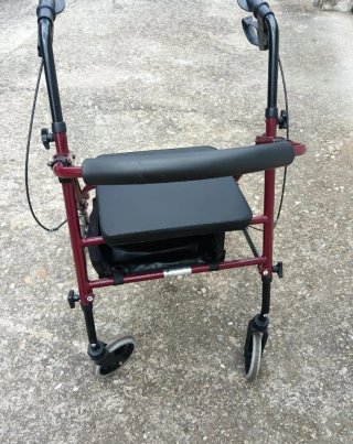 Andador con asiento y ruedas