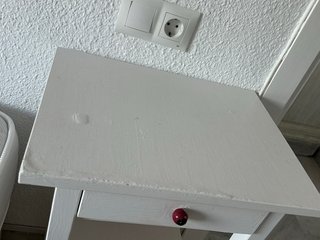 Mesita de noche Ikea blanca. Modelo Hemmes.