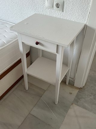 Mesita de noche Ikea blanca. Modelo Hemmes.