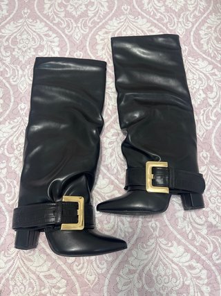 Botas altas negras con hebilla dorada