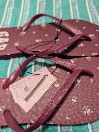 Sandalias GAP florales moradas