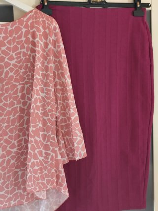 Blusa fucsia y falda morada