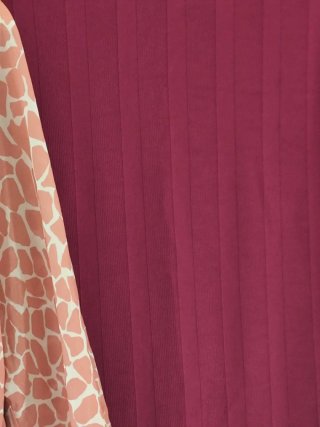 Blusa fucsia y falda morada