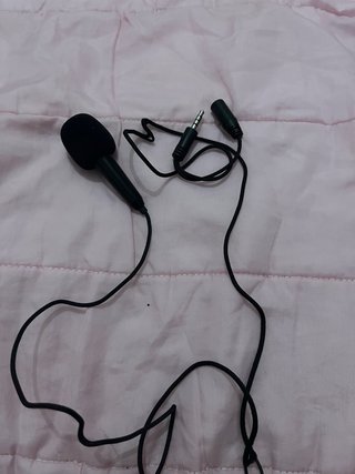 Micrófono pequeño con cable