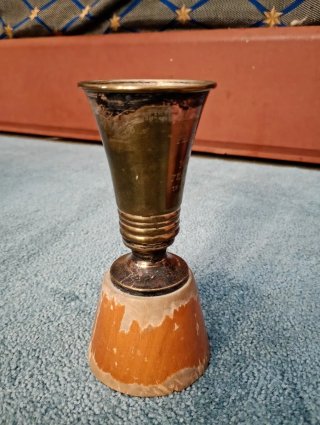 Trofeo antiguo metal y madera