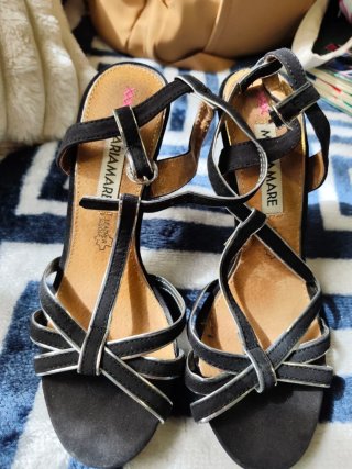 Zapatos de tacón Mariamare negros y plateados