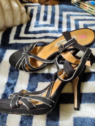 Zapatos de tacón Mariamare negros y plateados