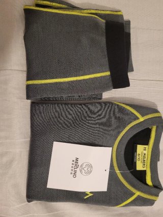 Conjunto de Ropa Térmica Gris y Amarillo Himmelber