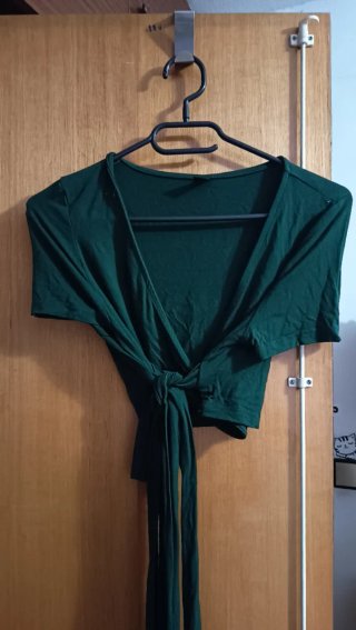 Top Shein verde oscuro con lazo