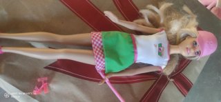 Barbie con cappellino e gonna a scacchi