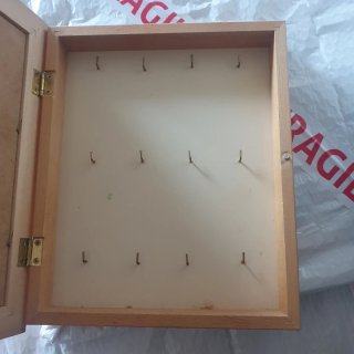 Caja para llaves de madera y metal