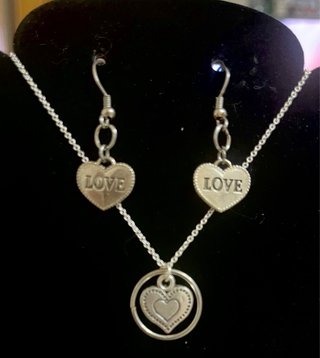 Conjunto de Gargantilla y Pendientes Love