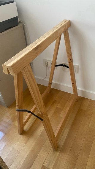 Mesa de escritorio de madera blanca