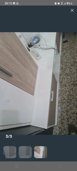 Mueble de salón blanco y madera