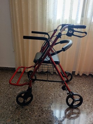 Andador con Asiento y Cesta en muy buen estado .