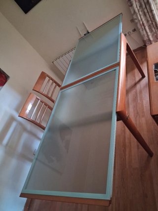 Conjunto de Mesa y 4 Sillas de Diseño