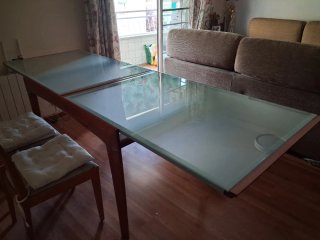 Conjunto de Mesa y 4 Sillas de Diseño