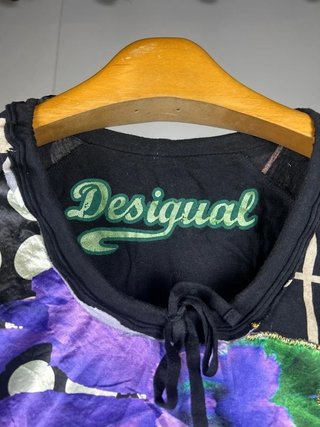 Desigual camiseta negra estampado floral y