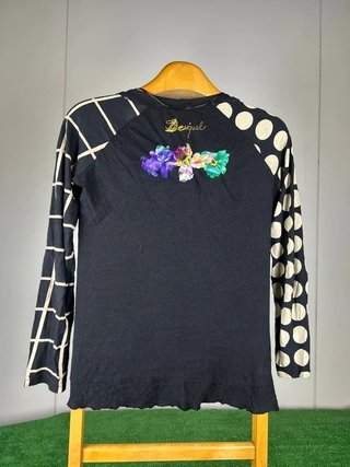 Desigual camiseta negra estampado floral y
