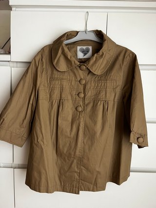 Chaqueta marrón con botones