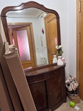 Recibidor de madera con espejo